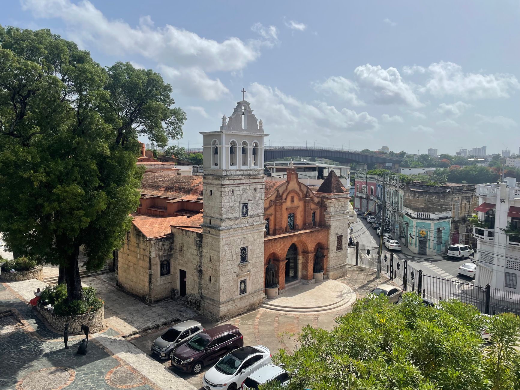 Explora la Historia y Arquitectura en un Día: Santo Domingo