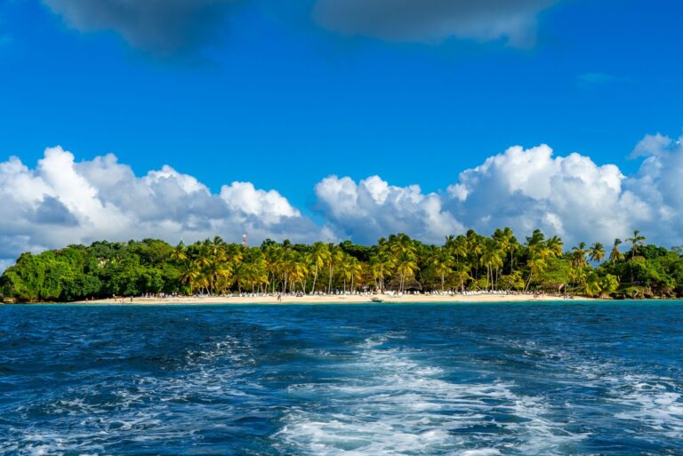 Explora las Aventuras de San Cristóbal: Playas y Museos